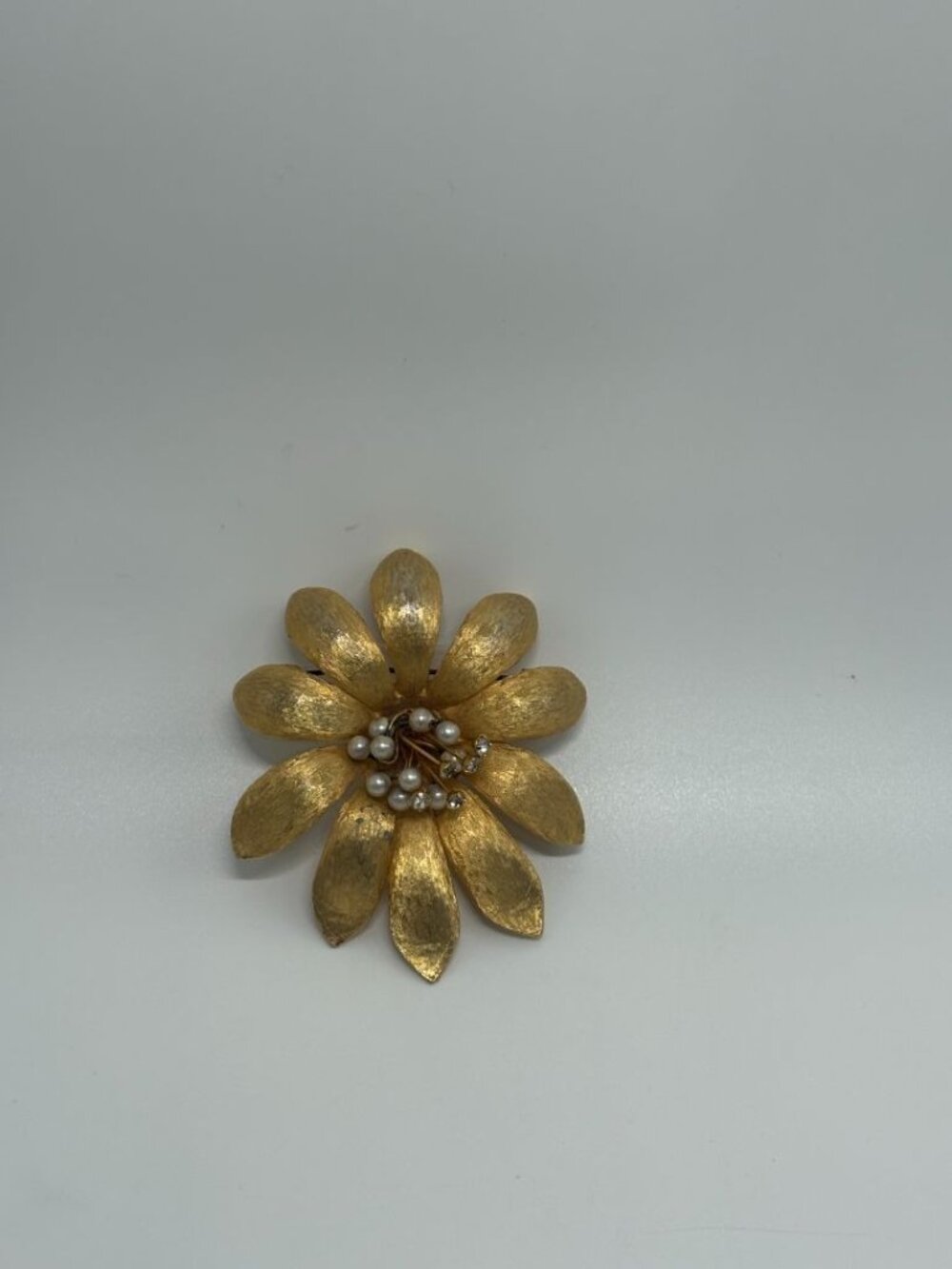 Richelieu Gold-Tone Vintage Faux Pearl 1960s Flower Brooch Pin